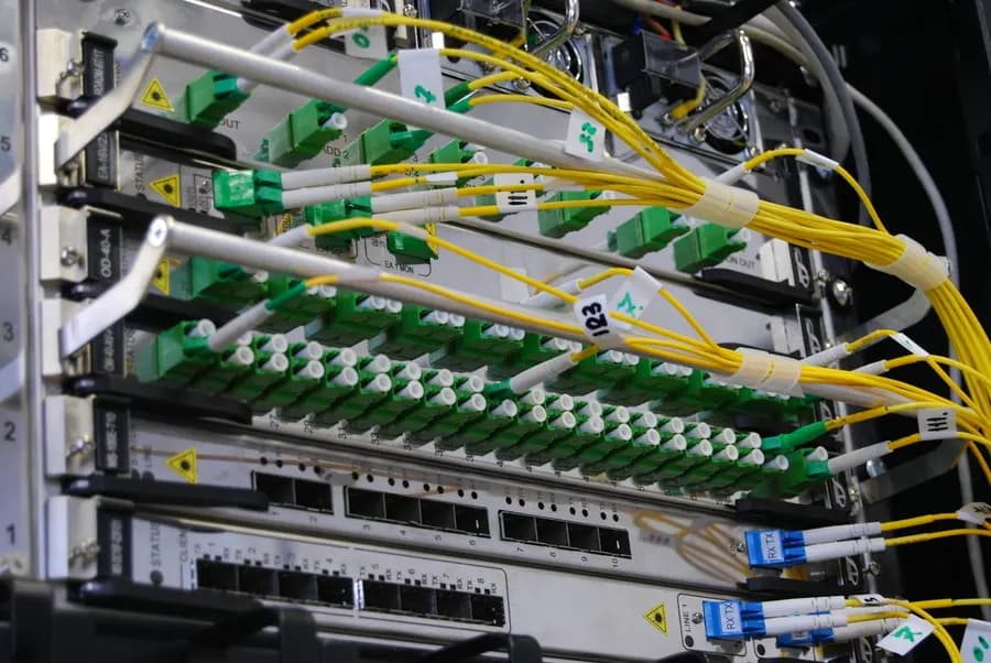 Fibre patch cables in a network cabinet